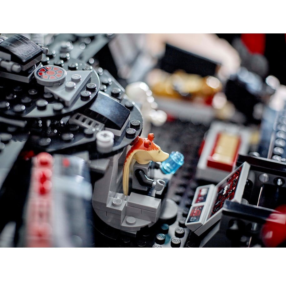LEGO Star Wars 75389 The Dark Falcon 13
