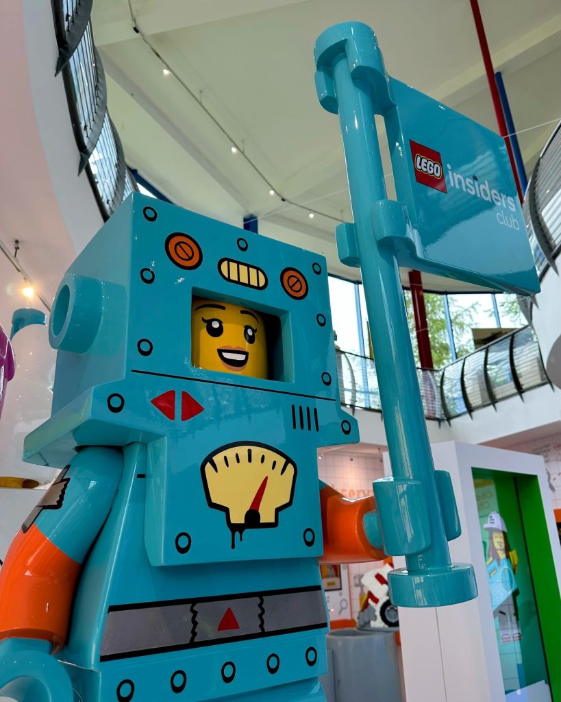 minifigure inside lego insiders clubhouse 819x1024
