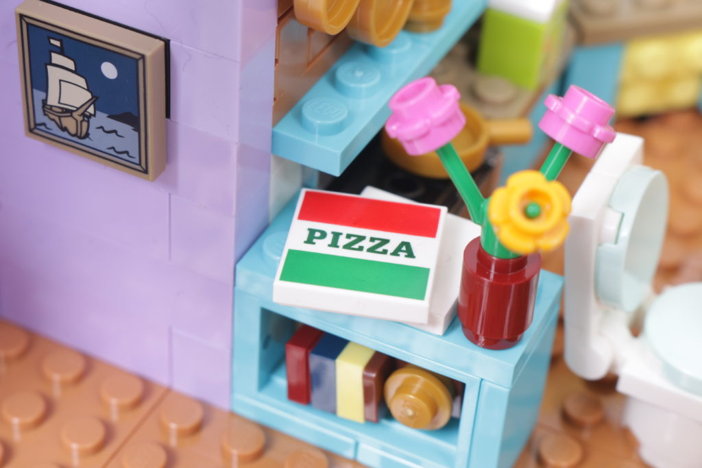 LEGO Creator Expert 10292 Friends Apartments review 52