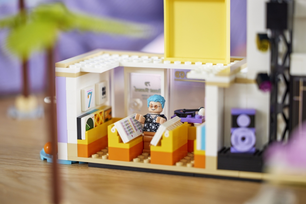 LEGO Ideas 21339 BTS Dynamite 14 1024x683