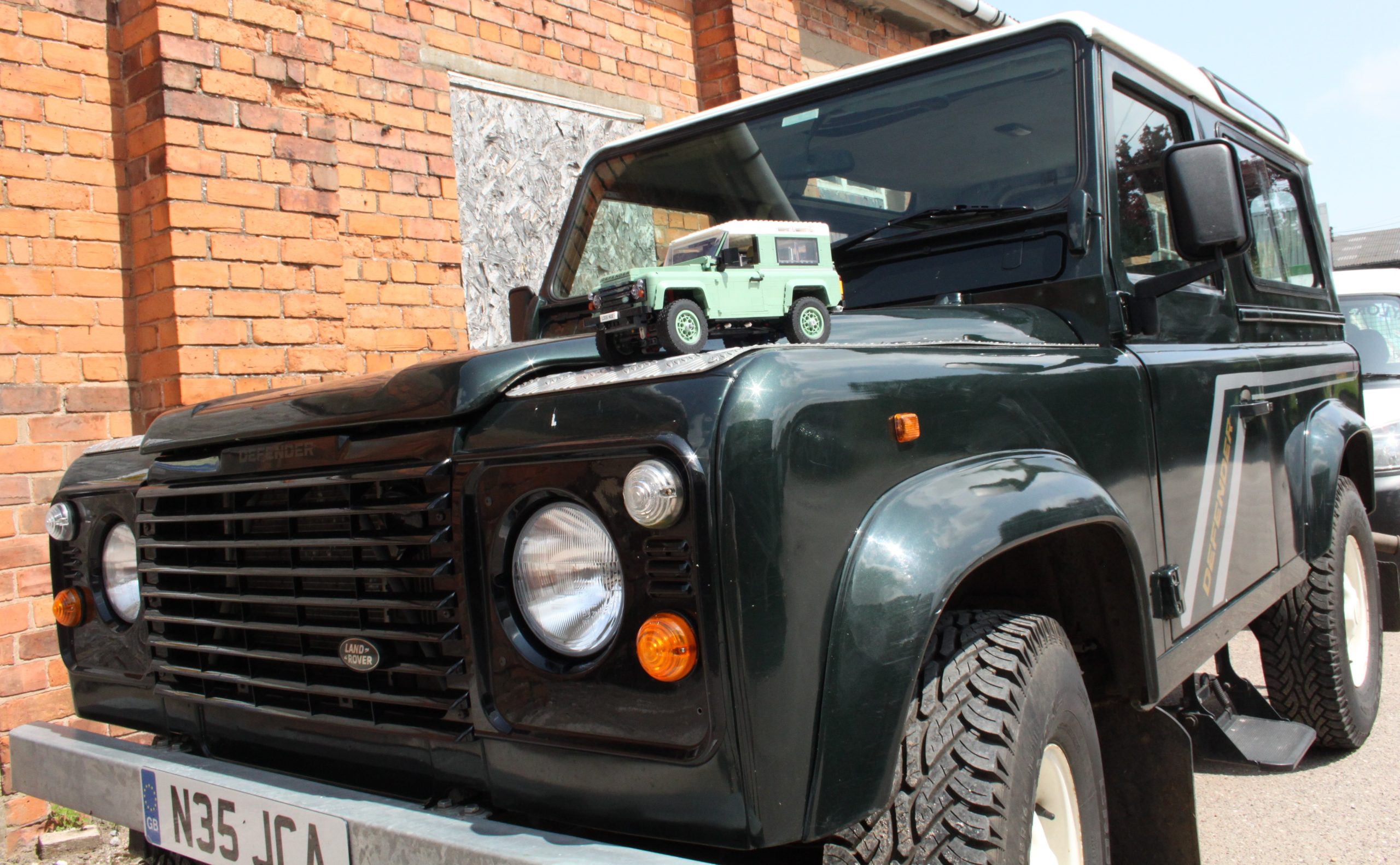 LEGO ICONS 10317 LAND ROVER CLASSIC DEFENDER 90 review outside 10 scaled