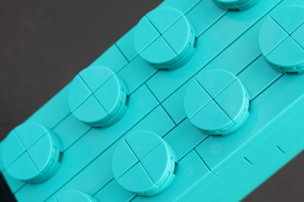 VIP Weekend LEGO 5006291 2×4 Teal Brick review 11