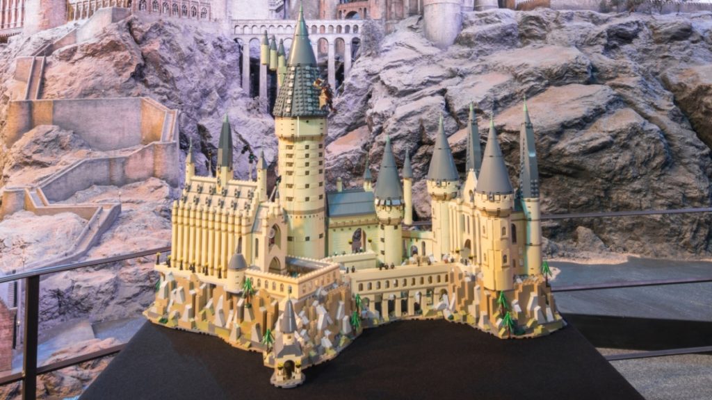 LEGO Harry Potter 71043 Hogwarts Castle featured resized 1024x576
