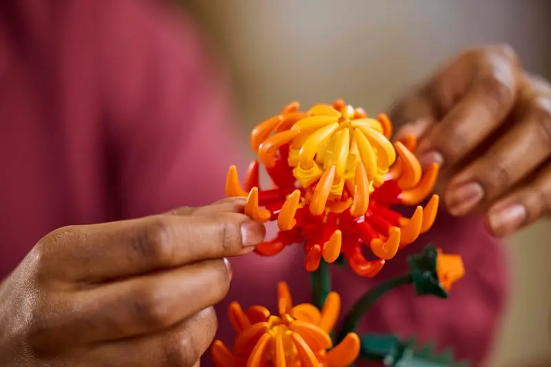 LEGO Icons 10368 Chrysanthemum Lifestyle 2