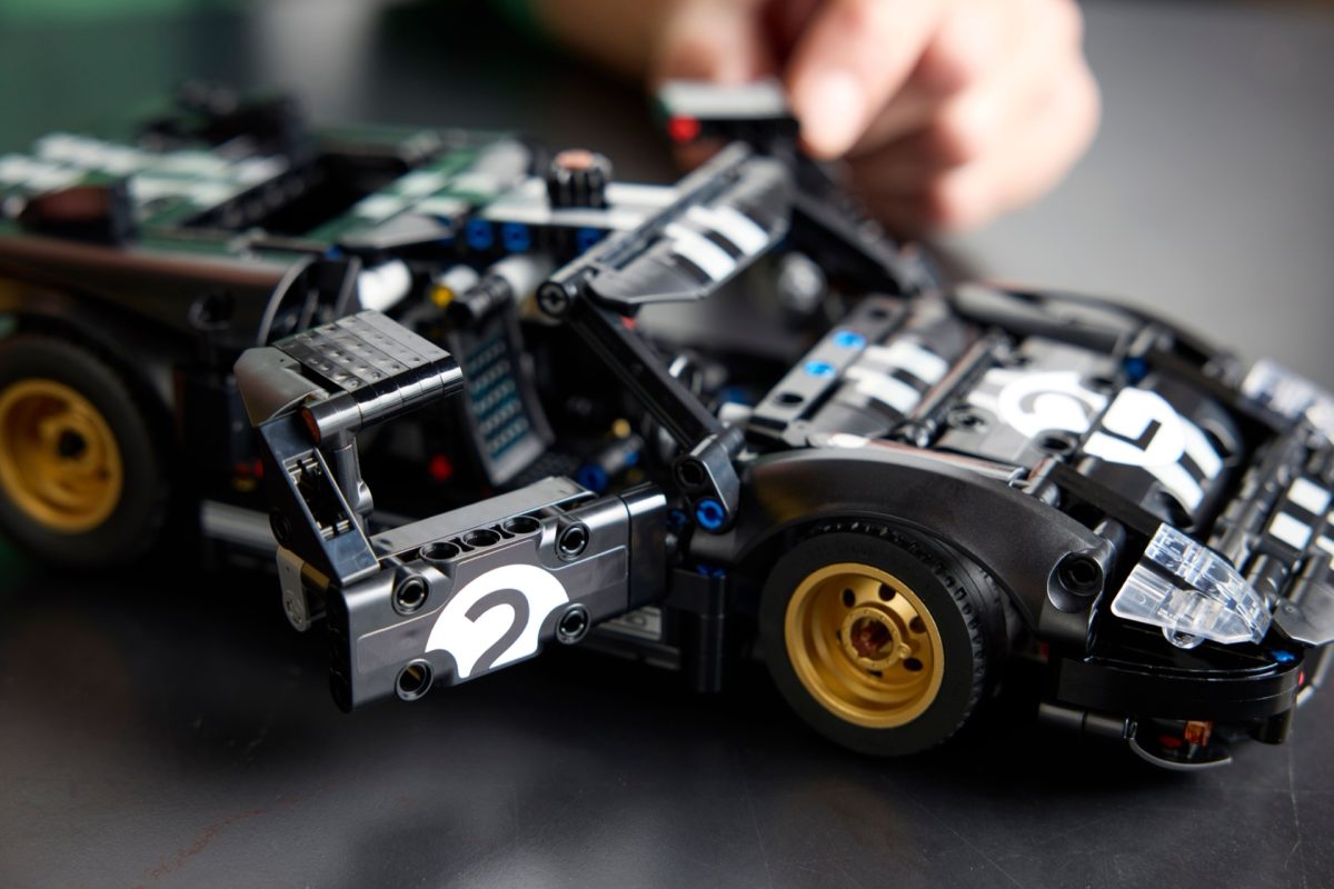 LEGO Technic 42223 1966 Ford GT40 MKII 8 1200x800