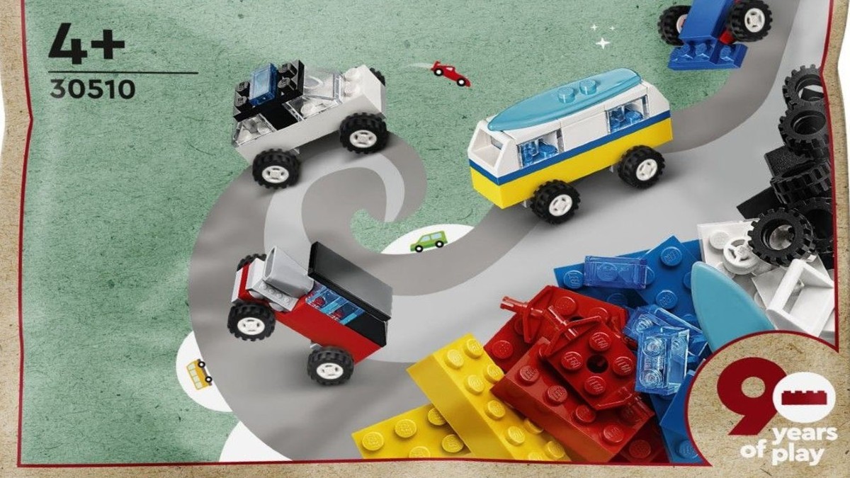 Free LEGO set available at The Entertainer Make and Take event