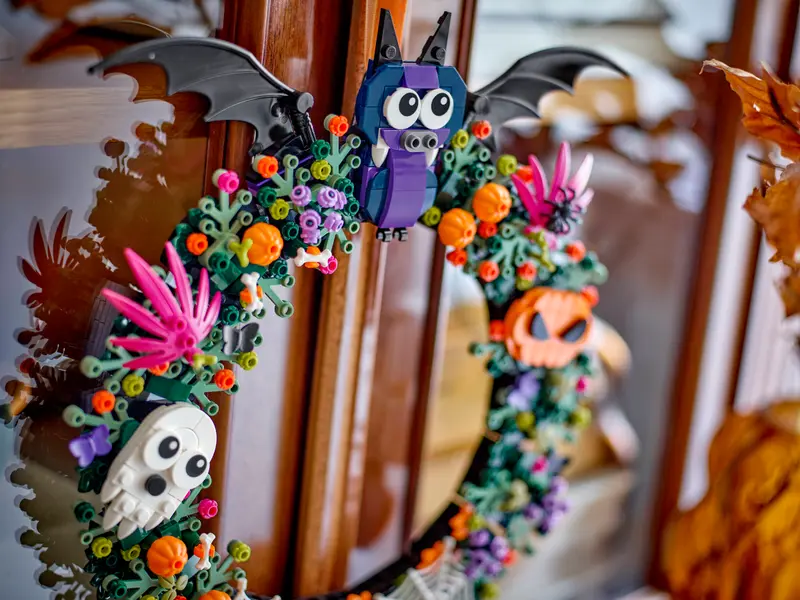 LEGO 40825 Halloween Wreath Lifestyle 2
