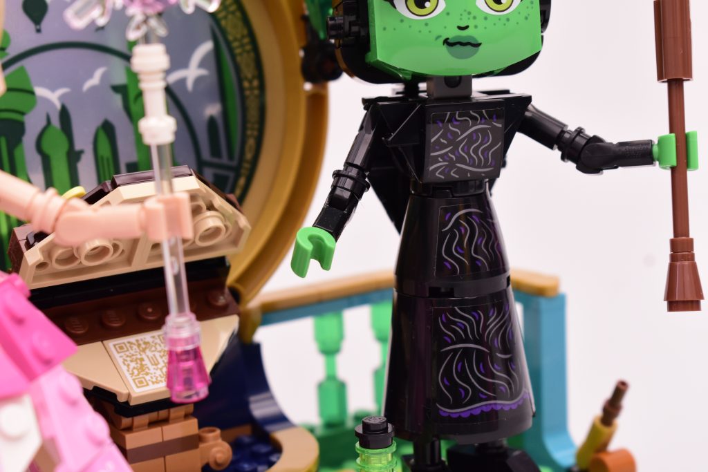 LEGO Wicked 75682 Elphaba Glinda Figures review 20 1024x683