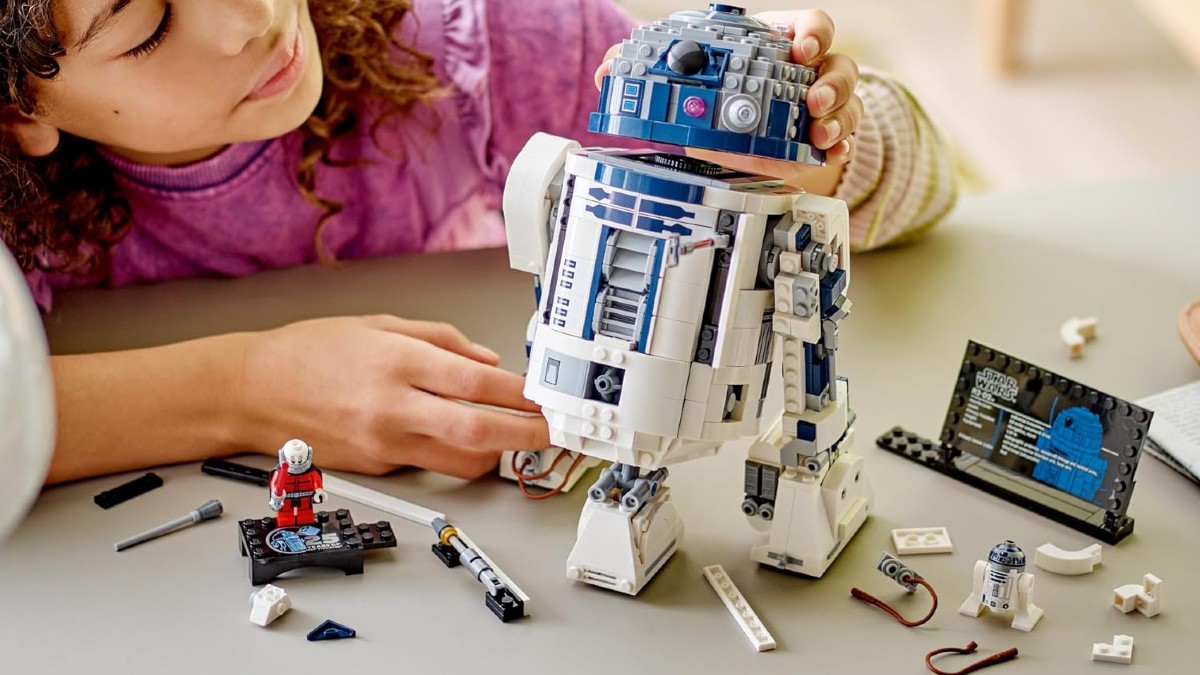 There are big differences between the LEGO Star Wars R2-D2 sets