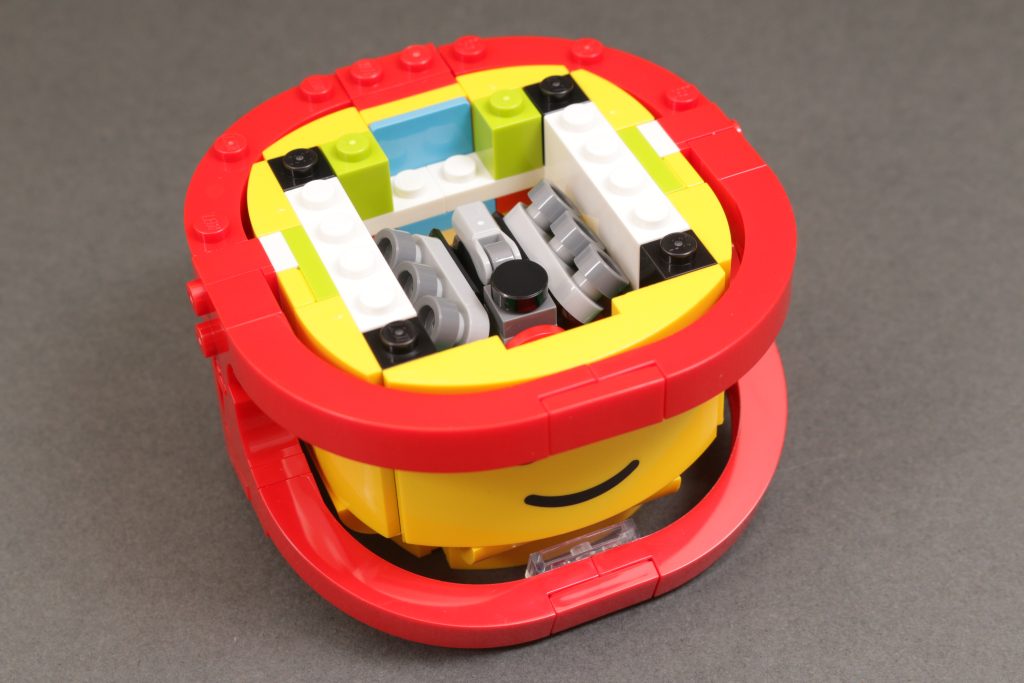 LEGO Minifigures 40819 Up Scaled Racing Driver Minifigure review 24 1024x683